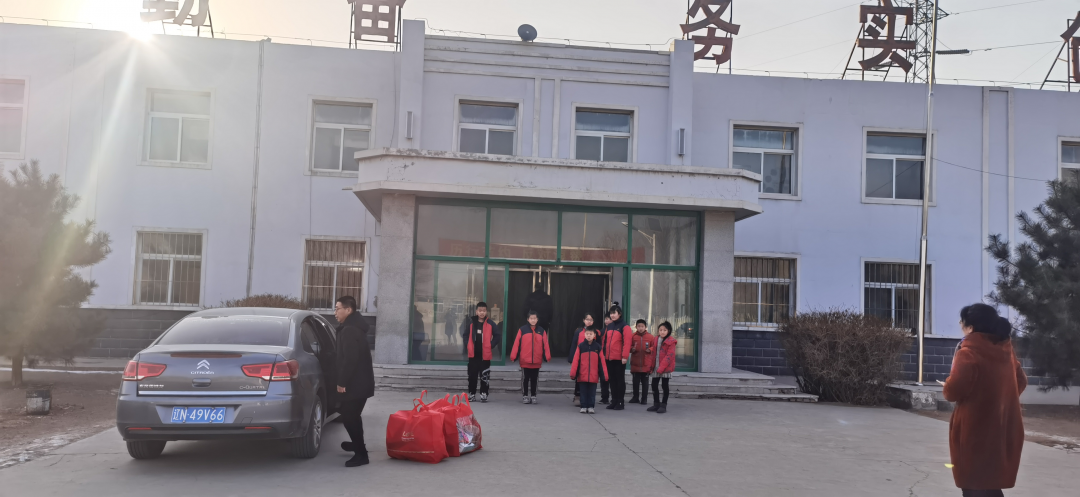 愛心幫扶貧困生，冰河助學暖人心